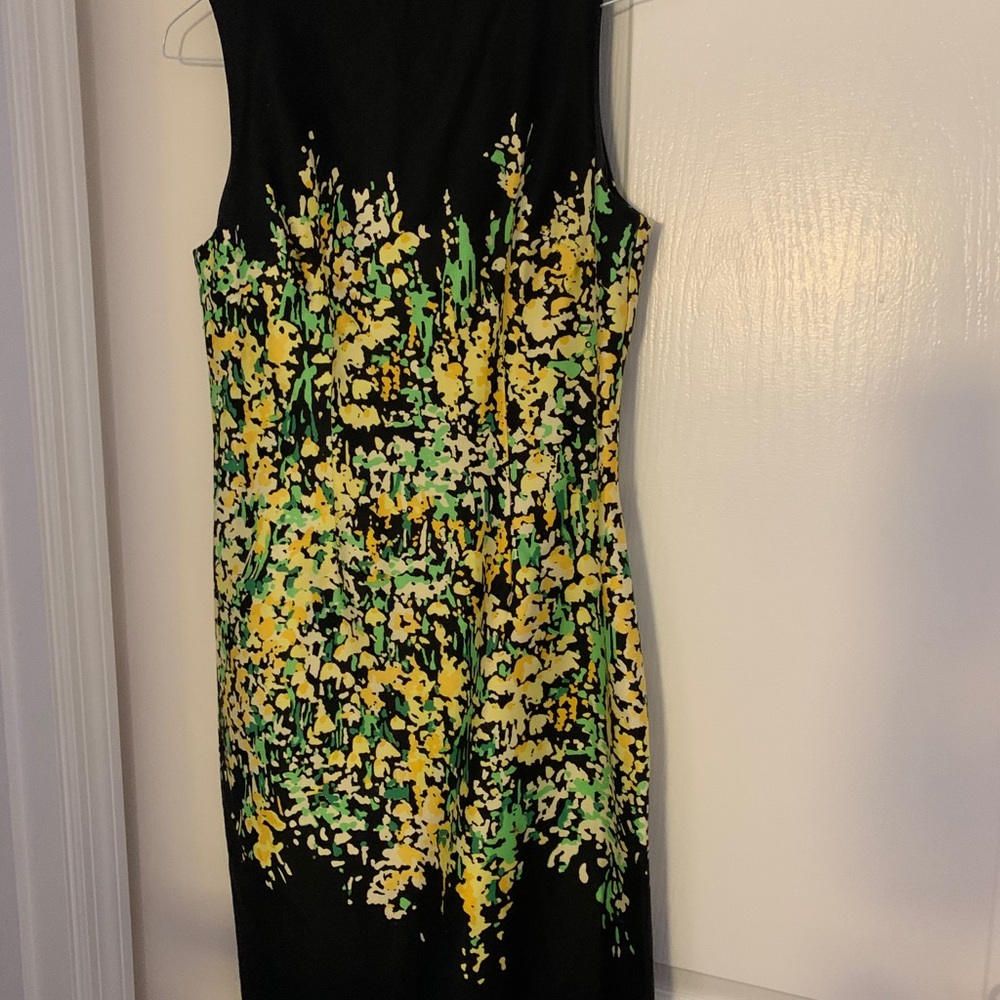 Great colors and flattering dress